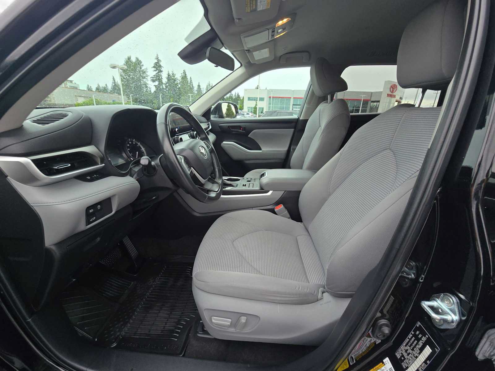 Used 2023 Toyota Highlander LE AWD/4WD image 21