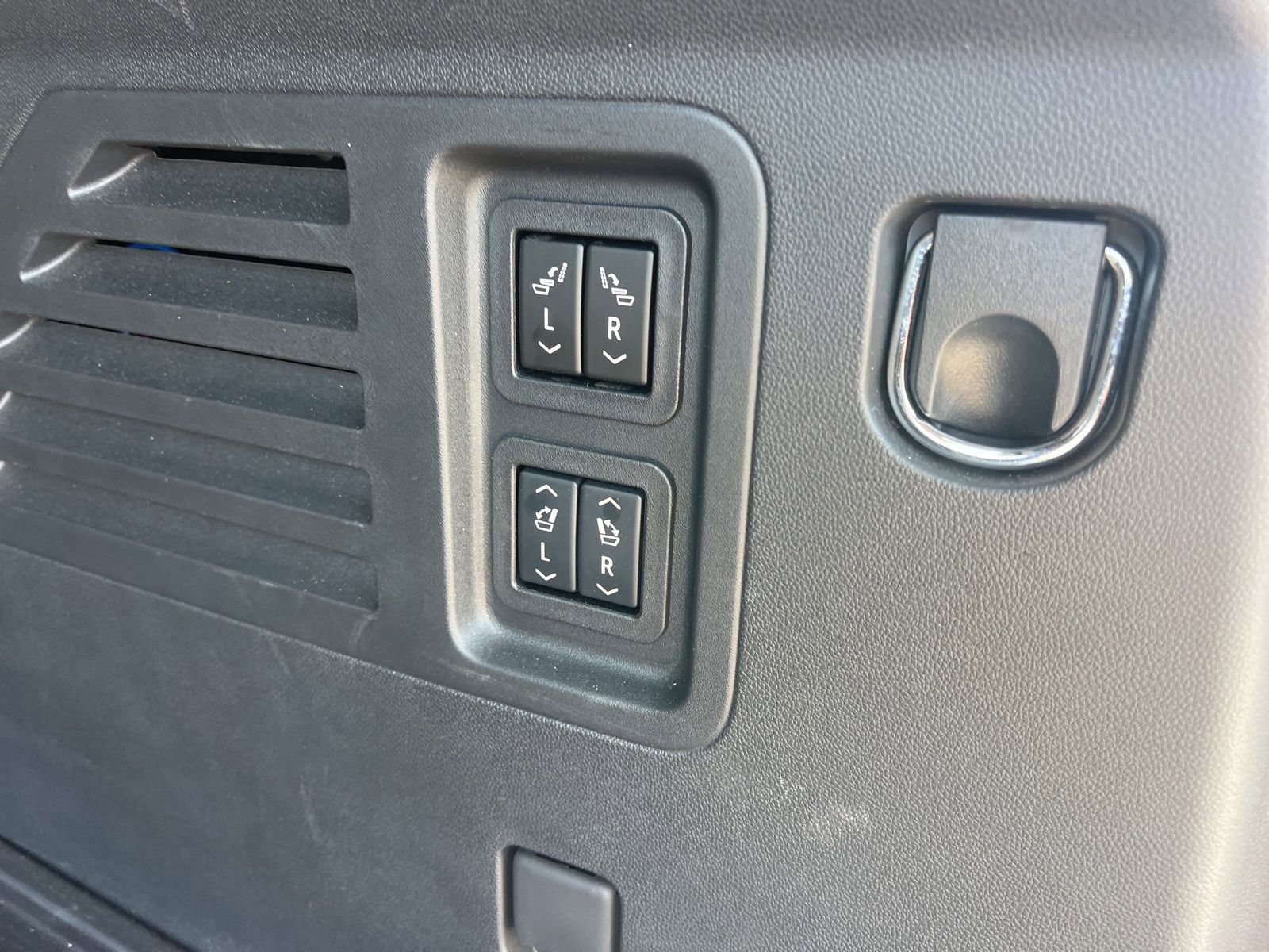 Used 2024 Chevrolet Traverse RS image 33