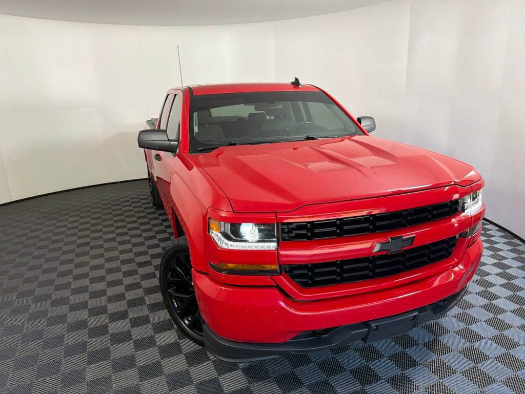 Used 2018 Chevrolet Silverado 1500 Custom w/ Custom Convenience Package RWD image 2