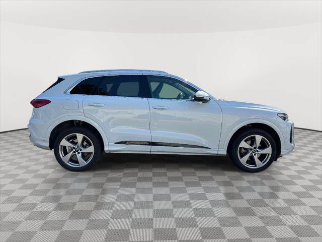 Used 2025 Audi Q5 Premium Plus w/ Premium Plus AWD/4WD image 2