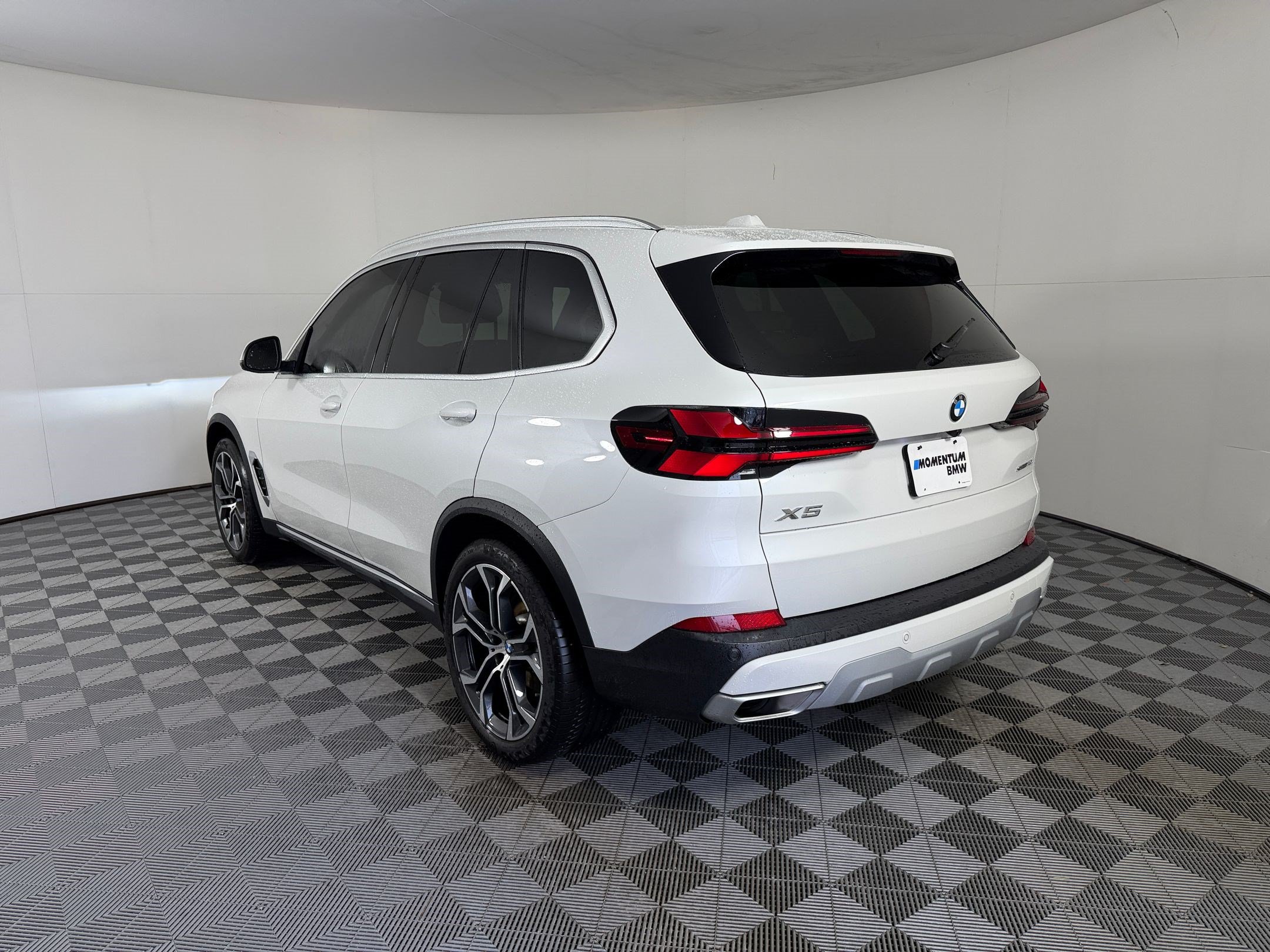 Certified 2026 BMW X5 sDrive40i w/ Climate Comfort Package RWD image 3