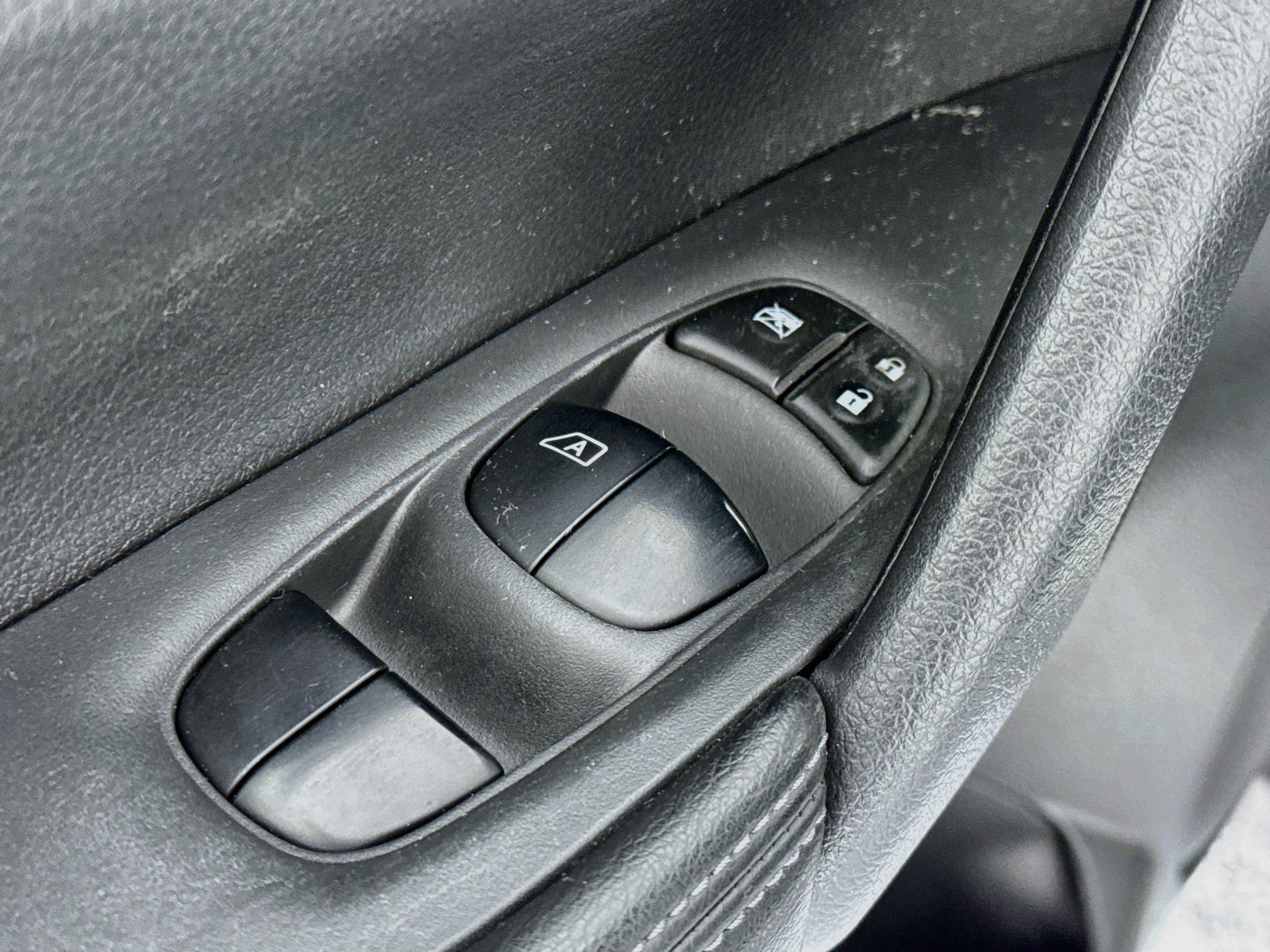 Used 2016 Nissan Rogue SV AWD/4WD image 17