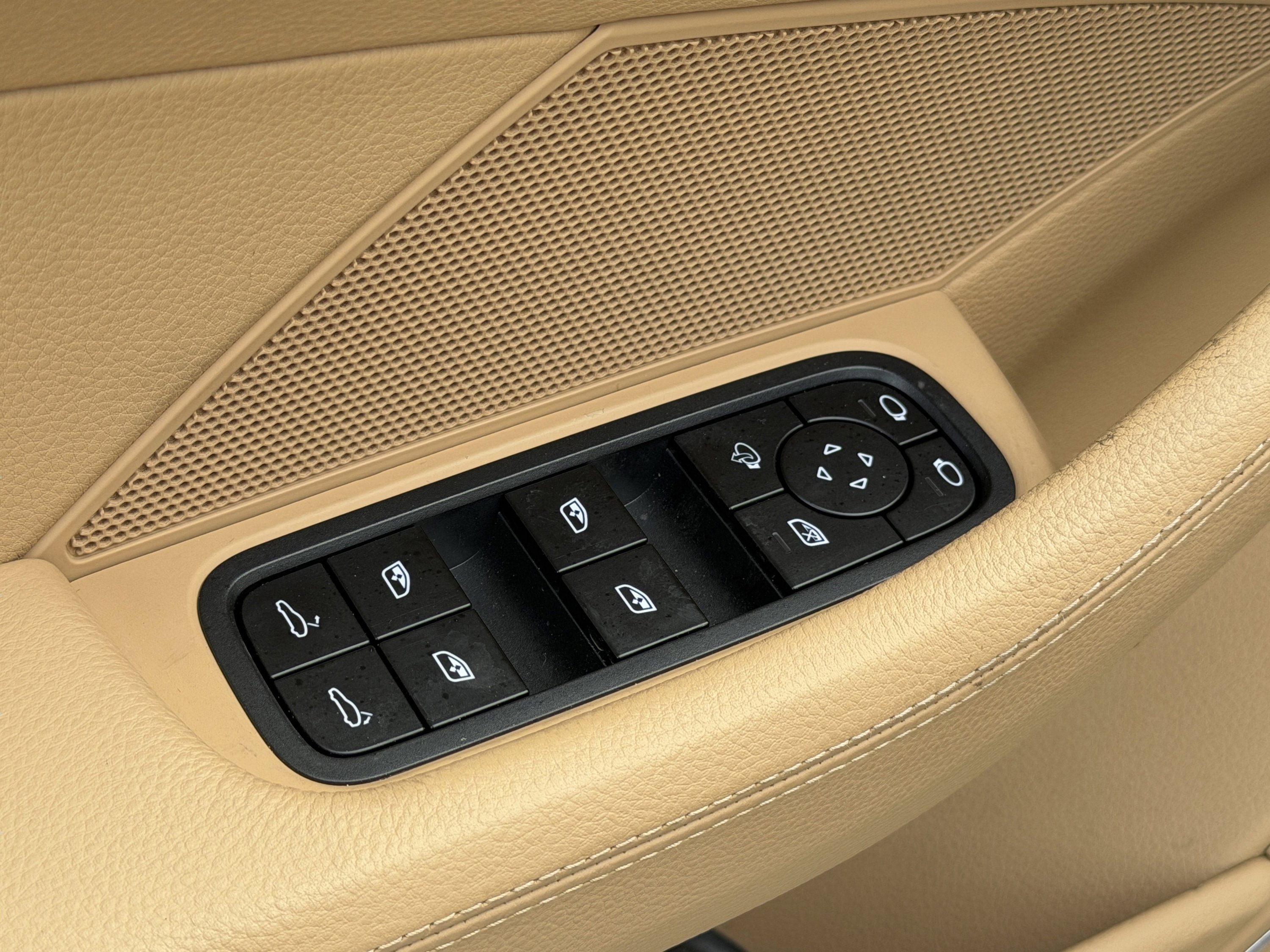 Used 2023 Porsche Panamera 4 Platinum Edition image 34