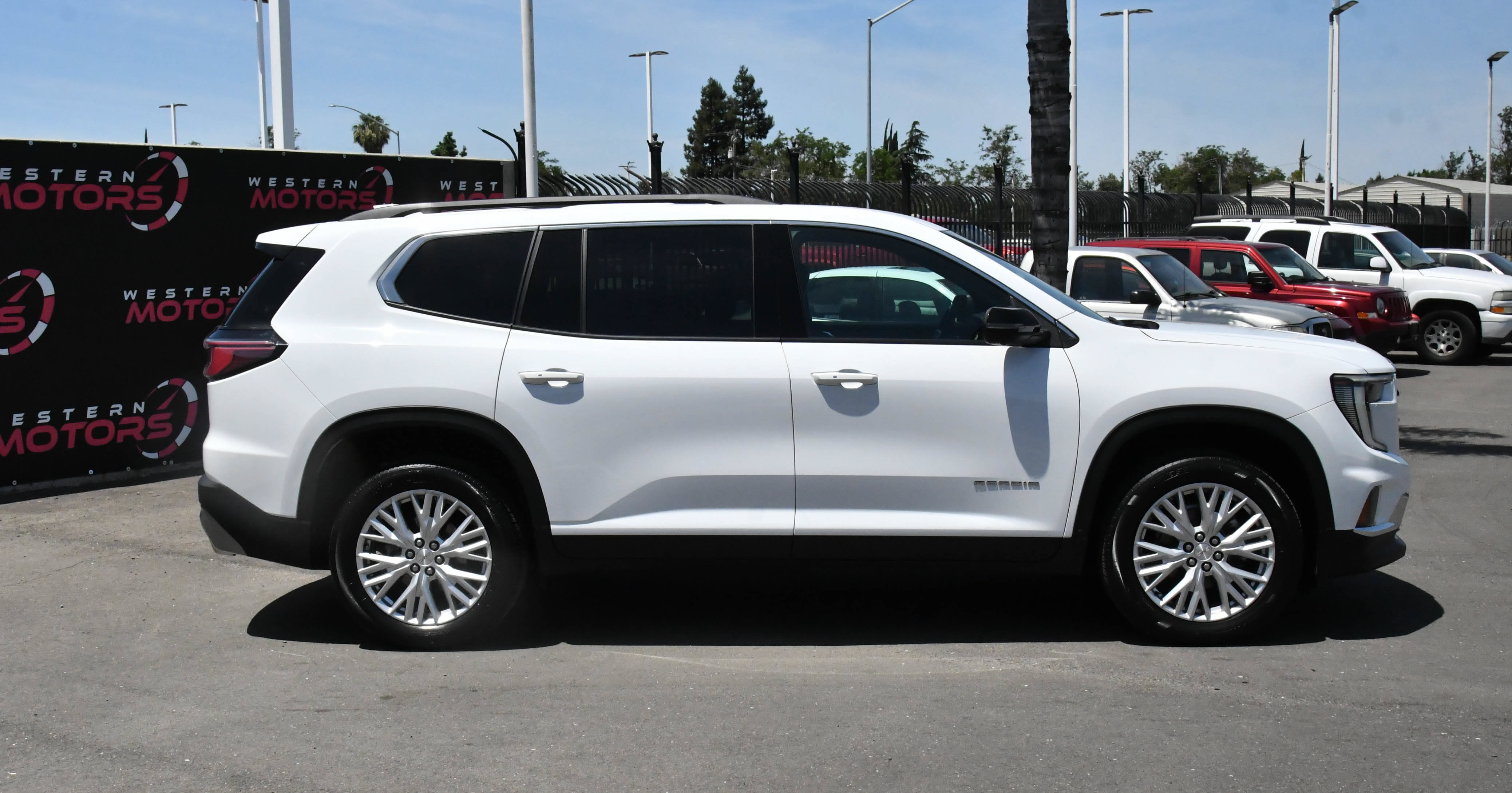 Used 2024 GMC Acadia Elevation FWD image 9
