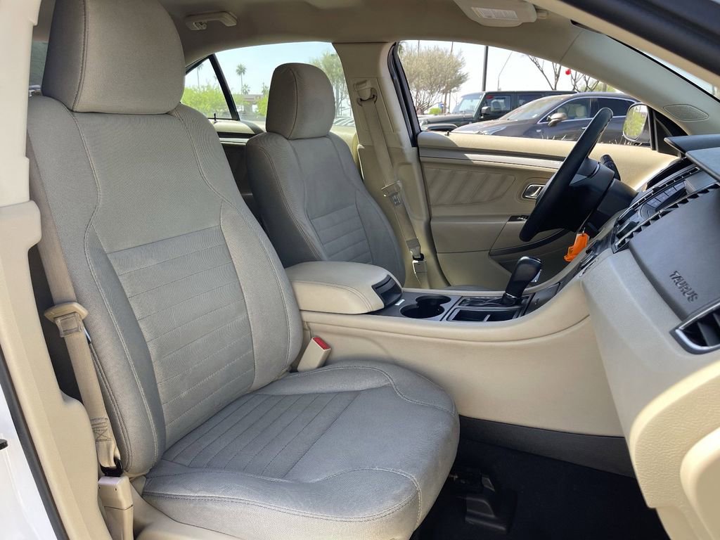 Used 2019 Ford Taurus SE image 9