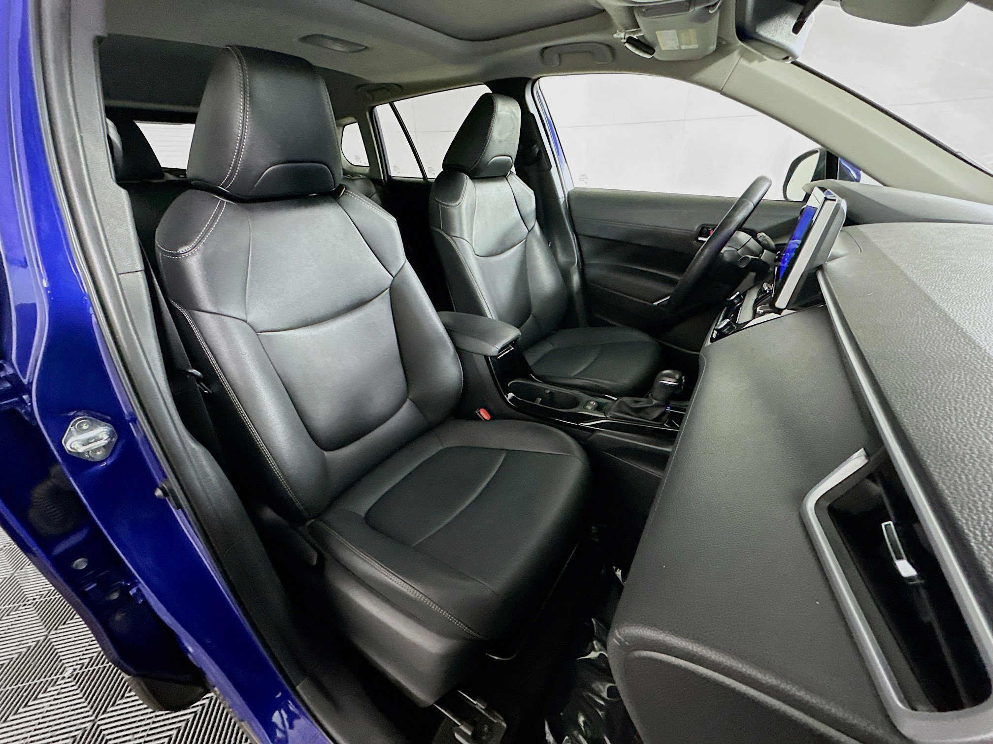 Used 2023 Toyota Corolla Cross XLE w/ Convenience Package image 28