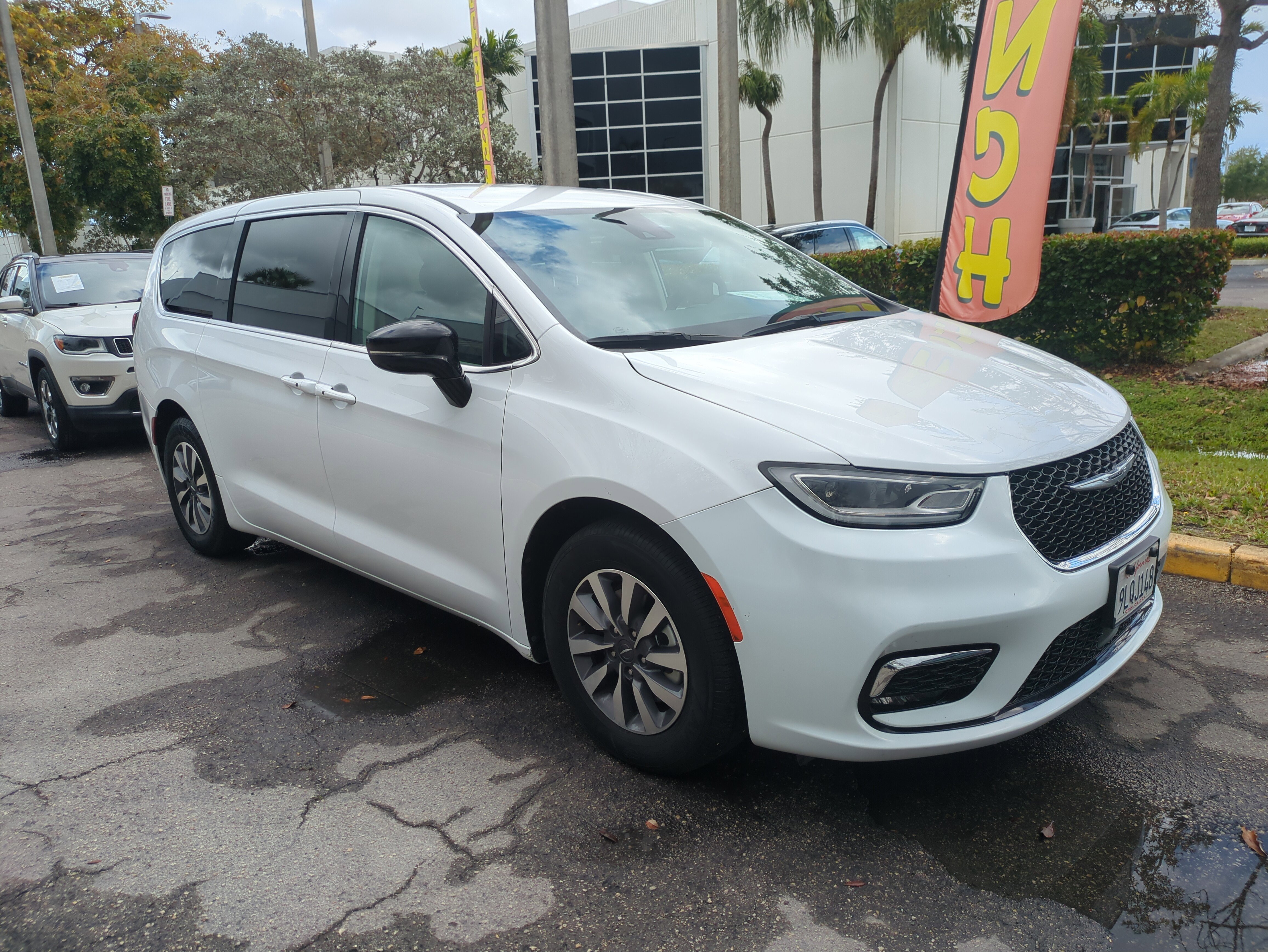 Certified 2024 Chrysler Pacifica Select image 2