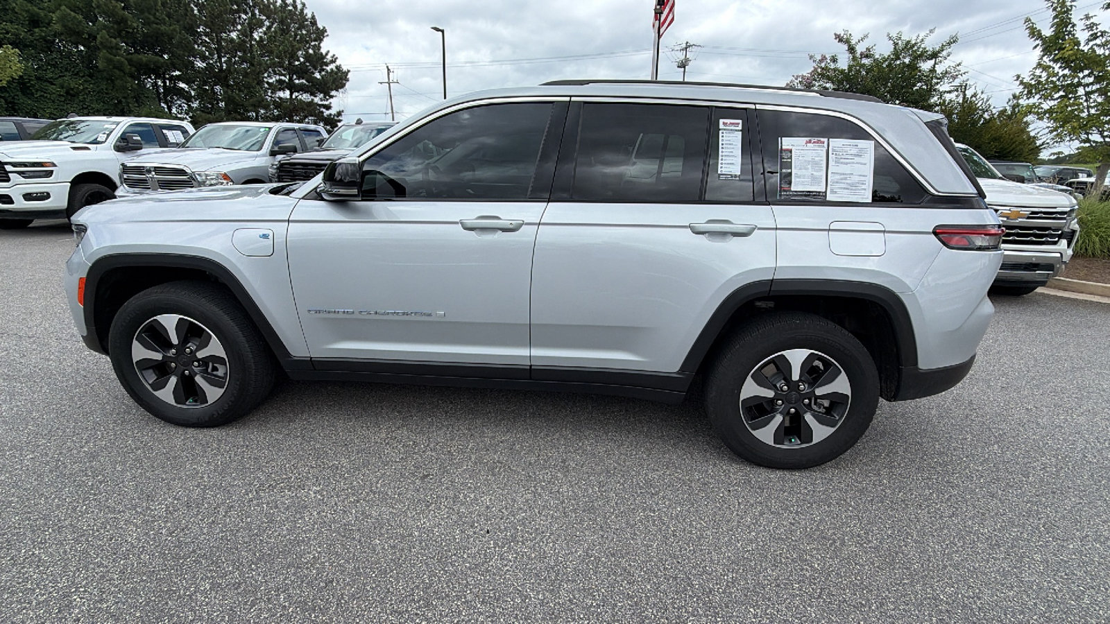 Used 2023 Jeep Grand Cherokee 4WD 4xe image 11