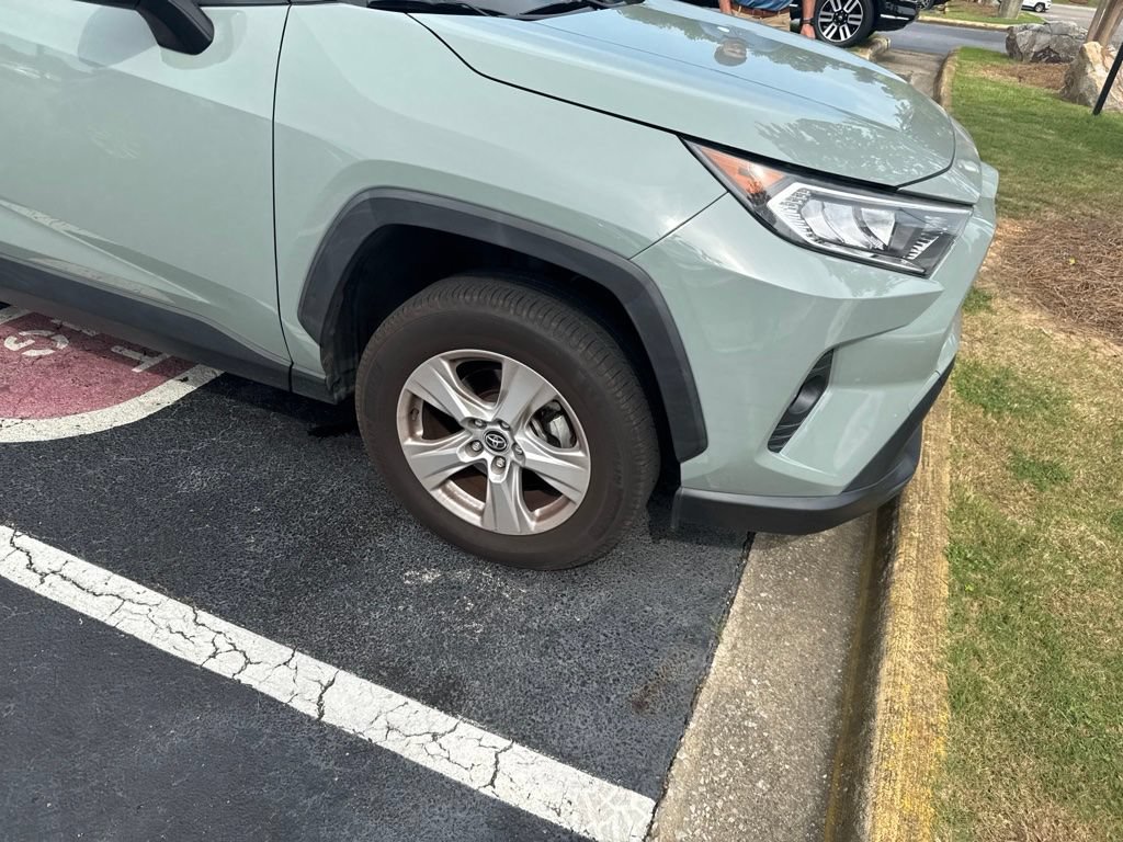Used 2020 Toyota RAV4 XLE w/ Convenience Package FWD image 3