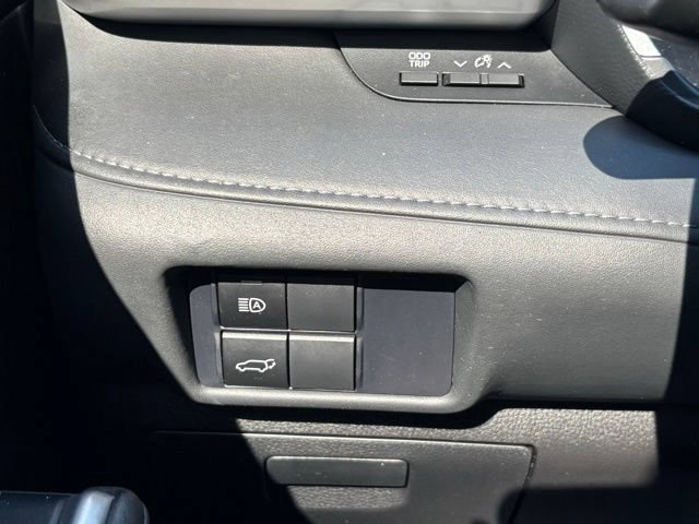 Used 2021 Toyota Highlander XLE AWD/4WD image 30