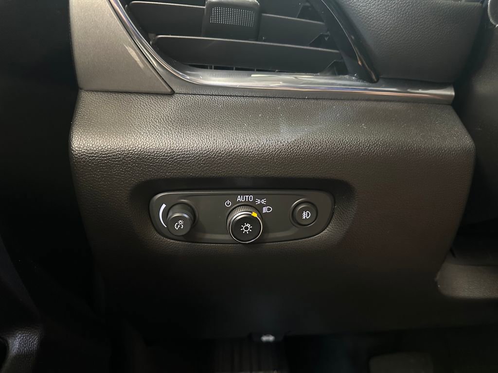 Used 2020 Chevrolet Traverse LT FWD image 19