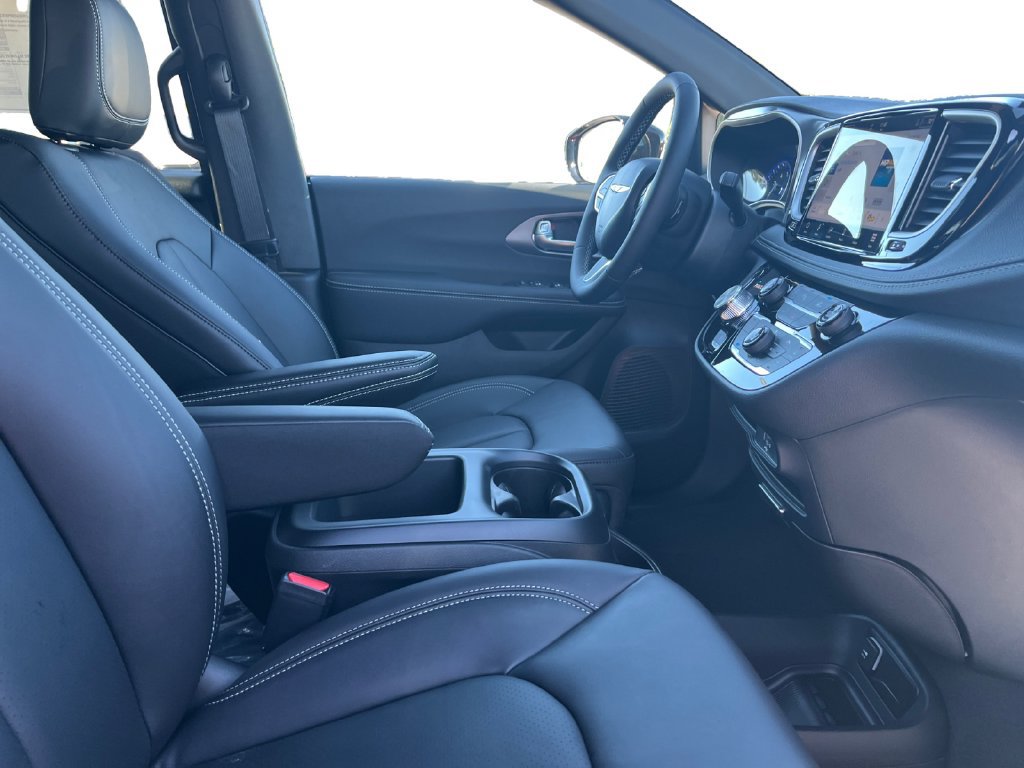 New 2026 Chrysler Pacifica Select FWD image 24
