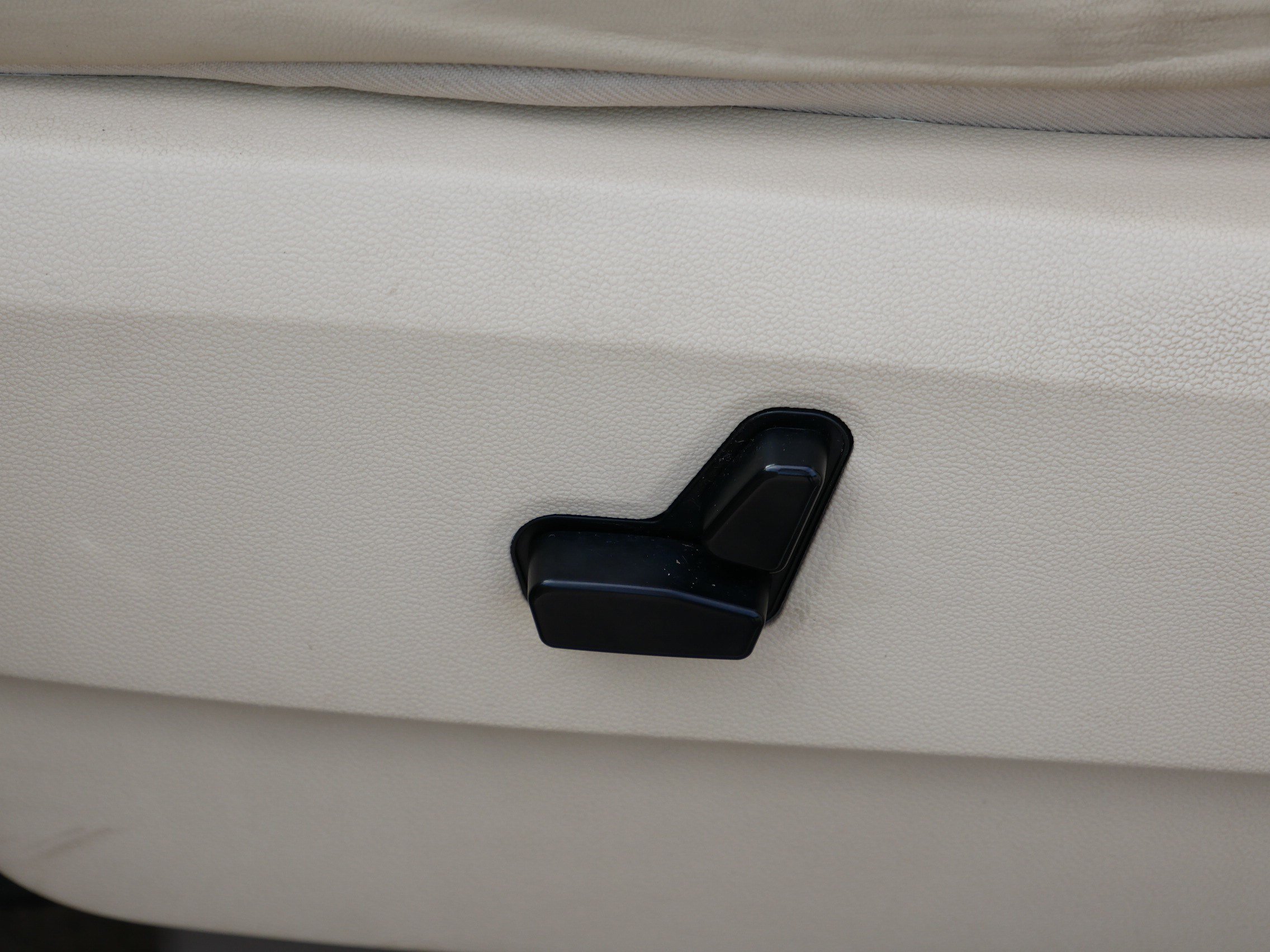 Used 2010 Chrysler Town & Country Limited FWD image 19