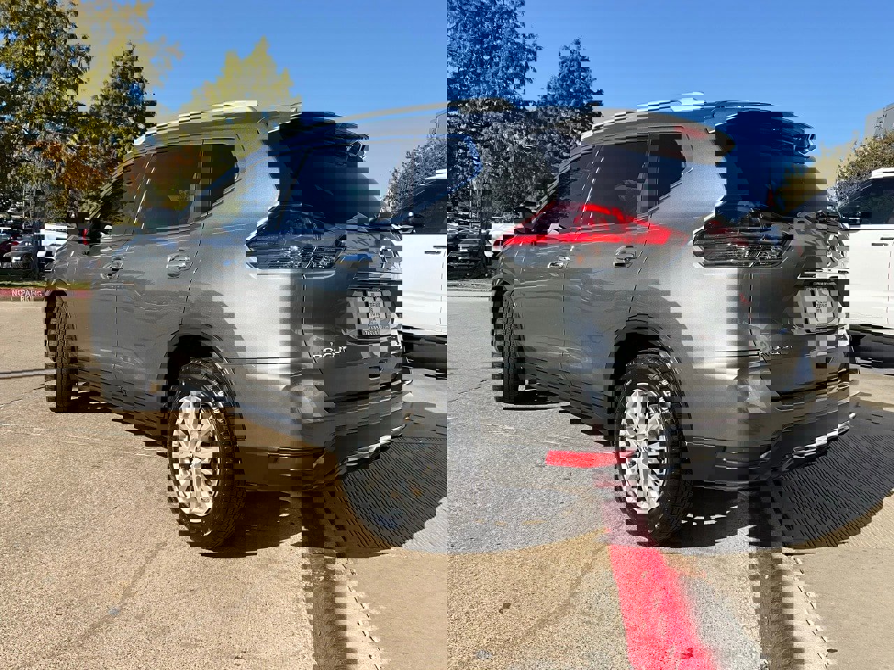 Used 2018 Nissan Rogue SV image 8