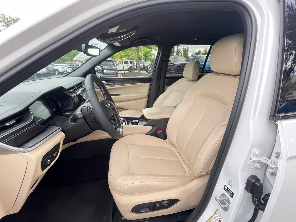Certified 2024 Jeep Grand Cherokee Limited w/ Black Appearance Package AWD/4WD image 19