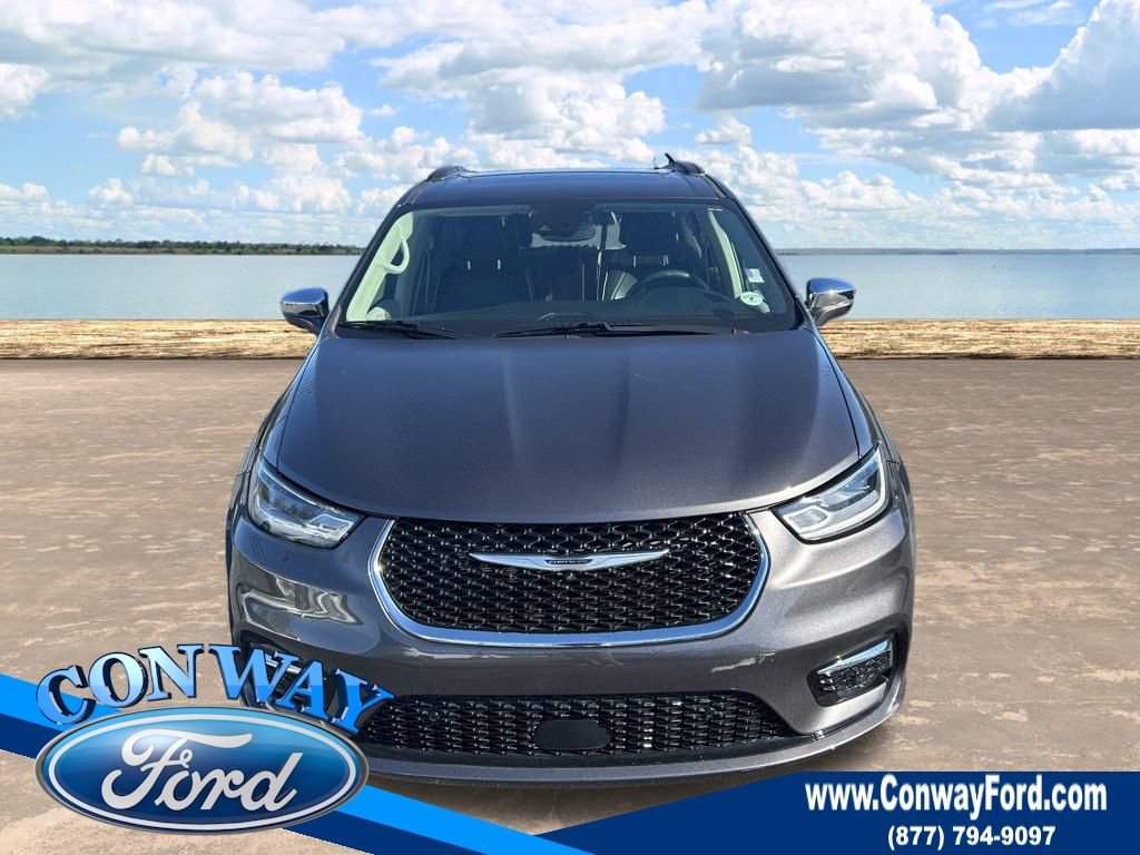 Used 2022 Chrysler Pacifica Limited w/ Uconnect Theater Family Group image 13