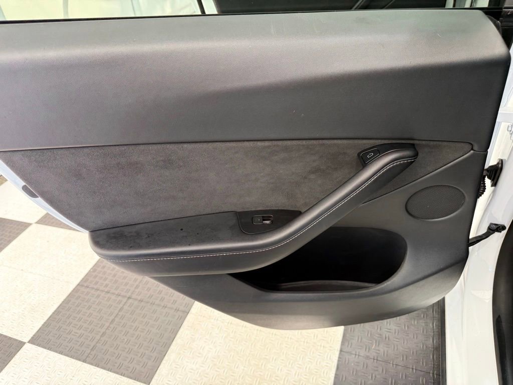 Used 2022 Tesla Model Y Long Range AWD/4WD image 18