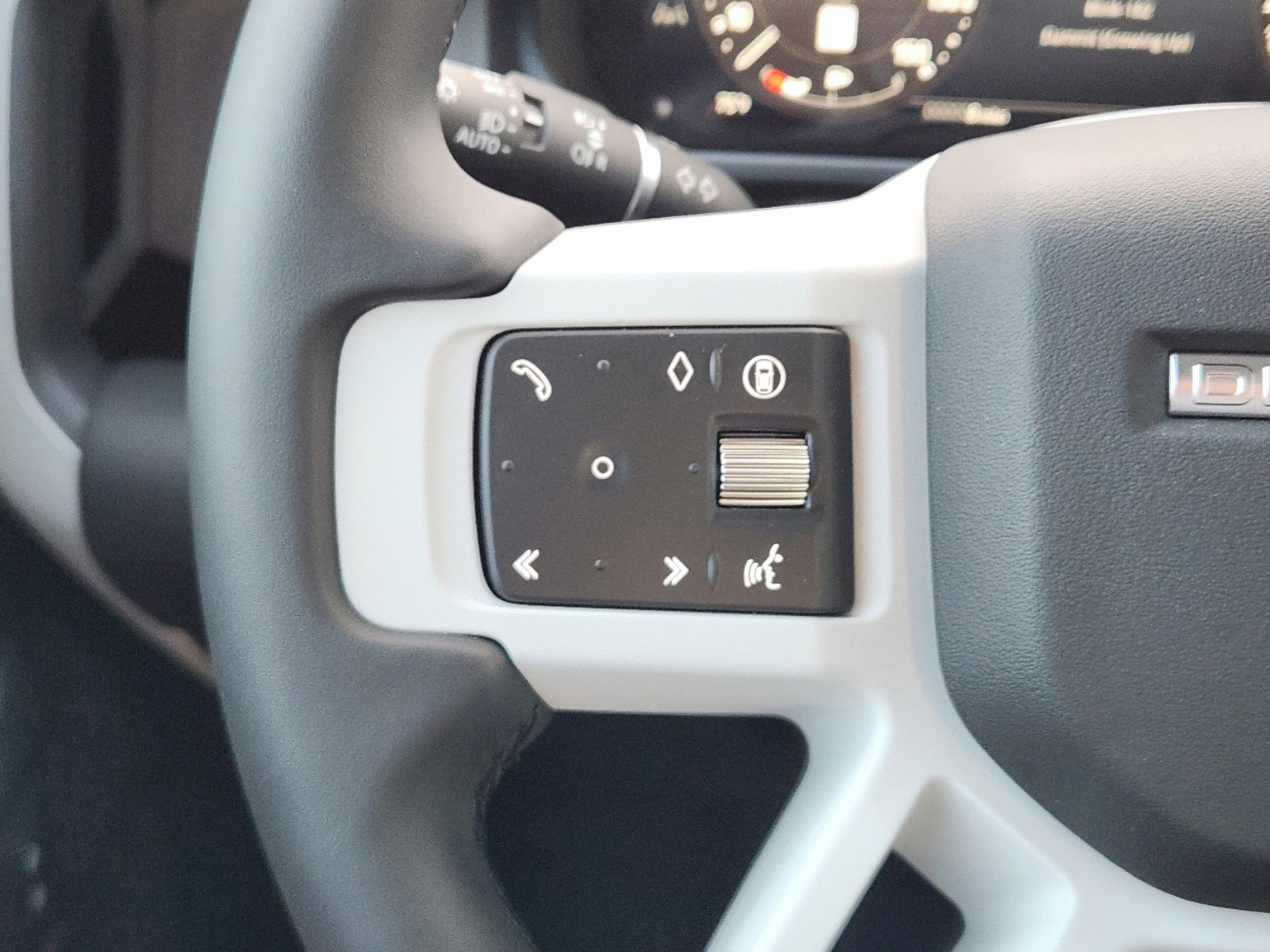 New 2025 Land Rover Defender 110 X-Dynamic SE AWD/4WD image 21