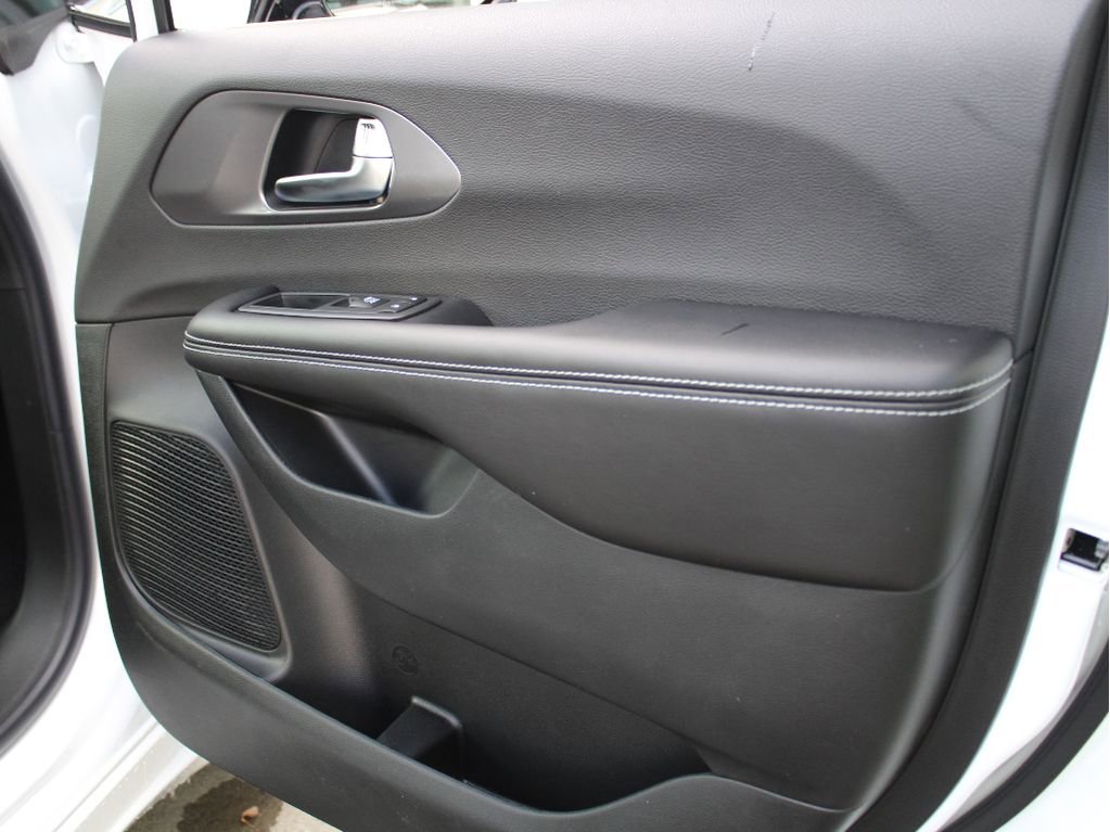 New 2026 Chrysler Pacifica Select image 22