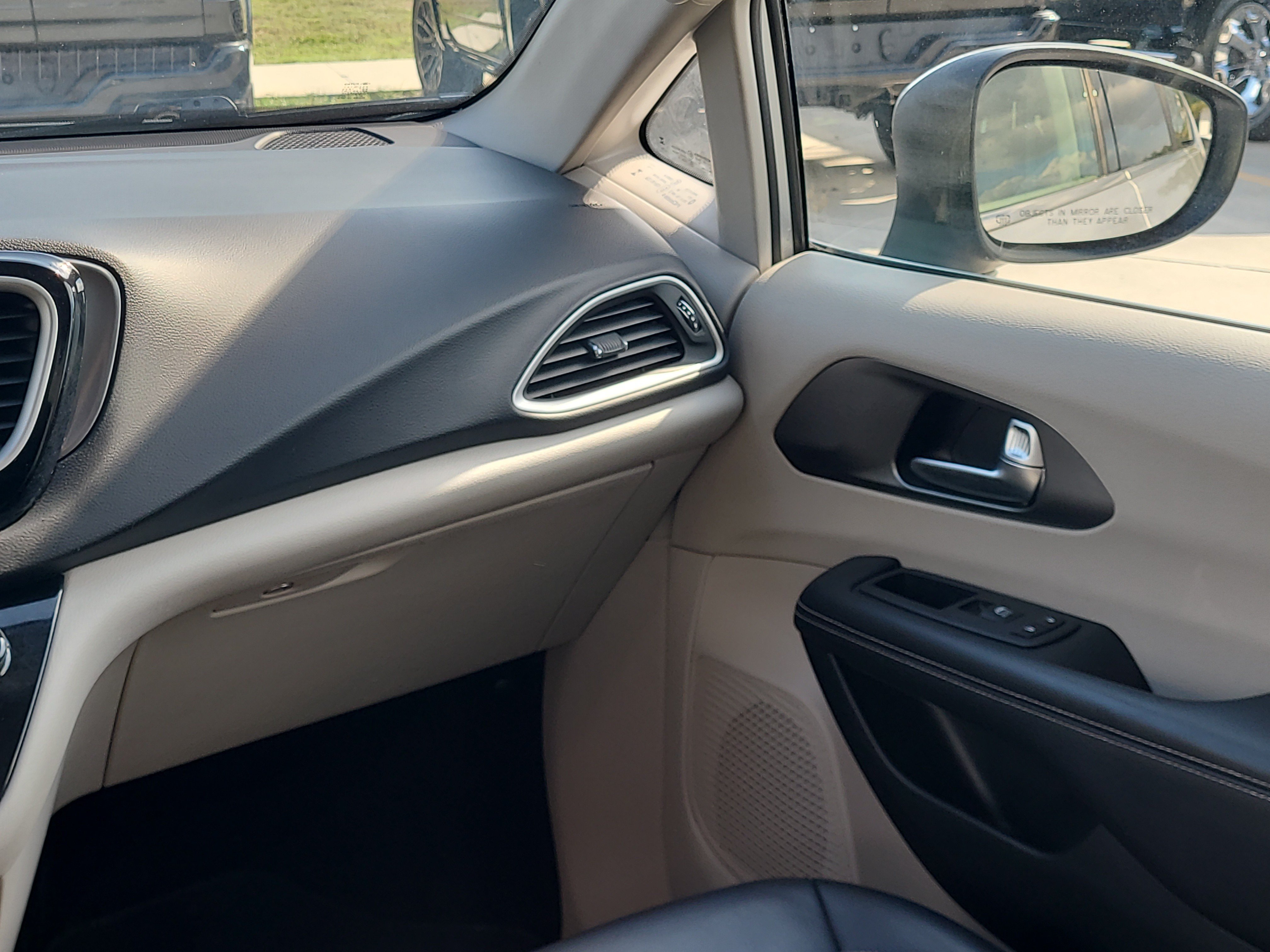 Used 2023 Chrysler Pacifica Touring-L FWD image 14