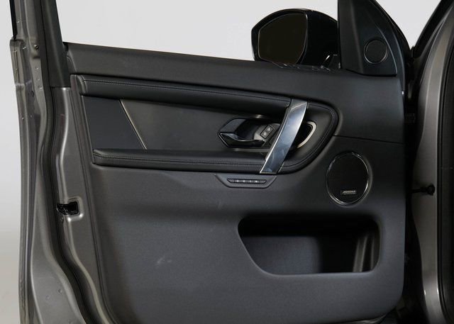 Used 2025 Land Rover Discovery Sport Dynamic SE image 18