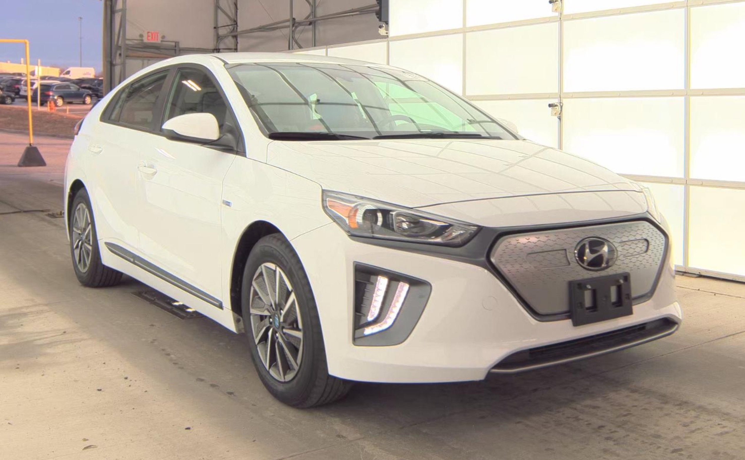 Used 2020 Hyundai Ioniq SE image 3