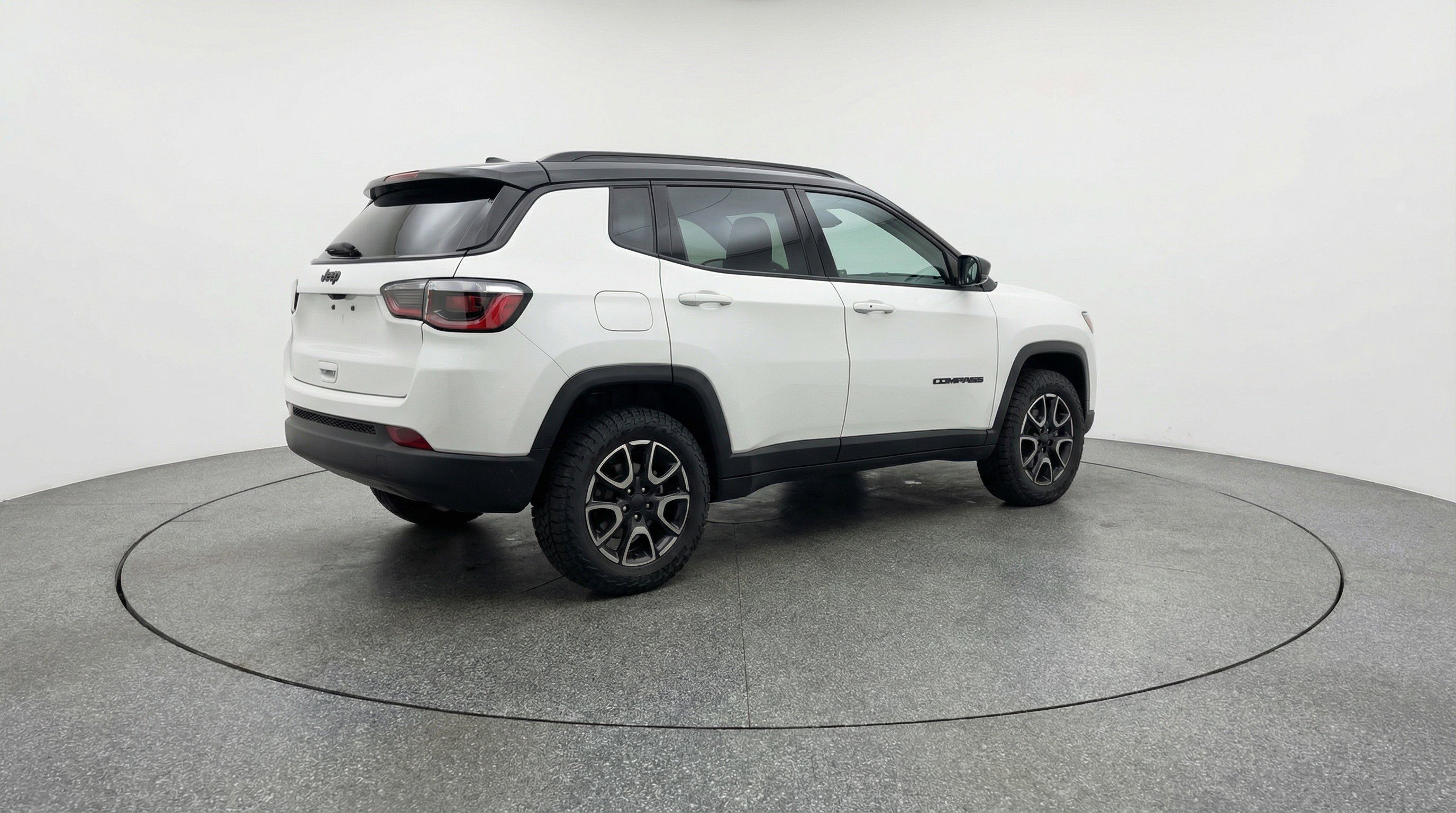 Used 2025 Jeep Compass Trailhawk AWD/4WD image 9