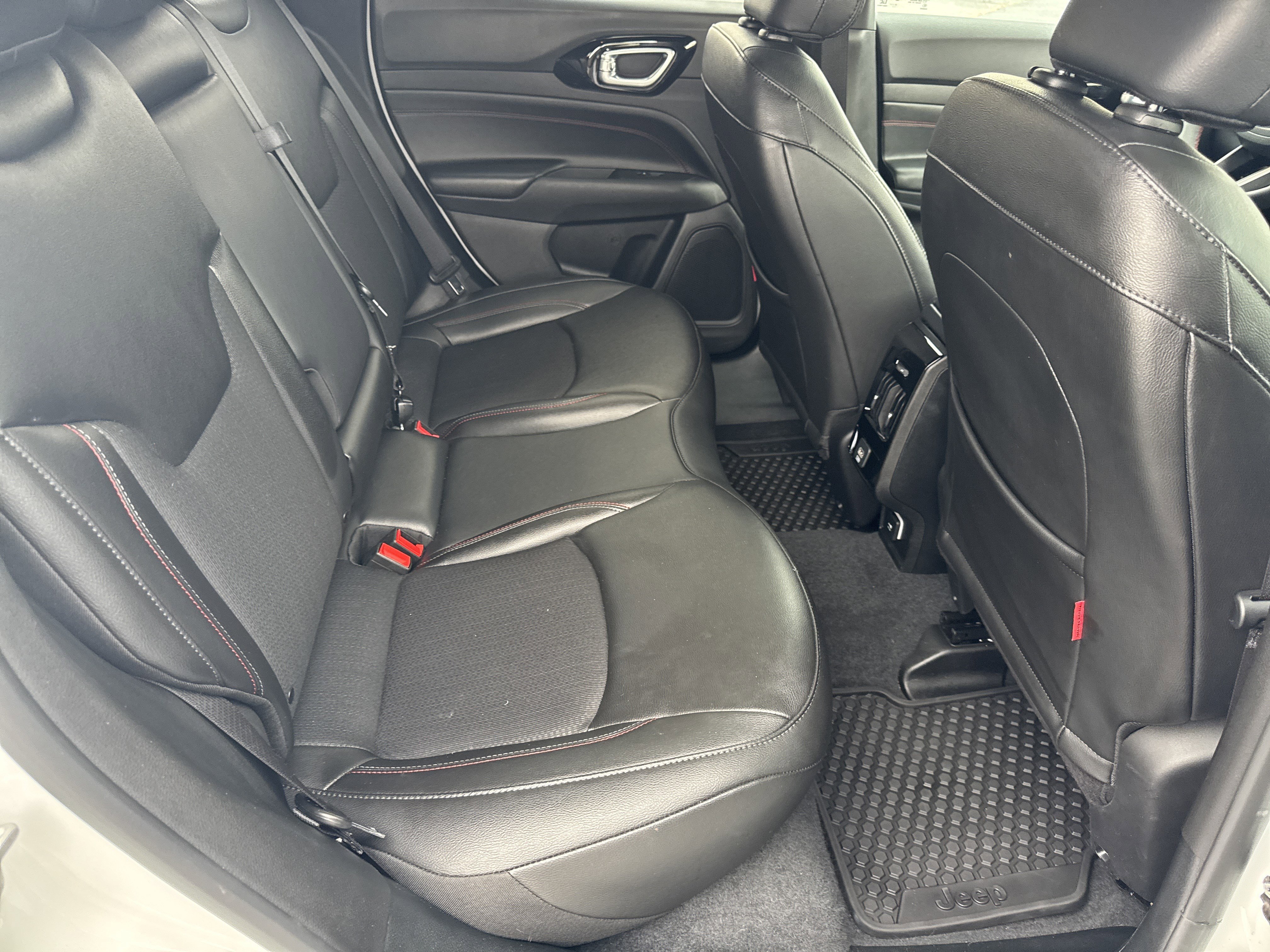 Used 2025 Jeep Compass Trailhawk image 15