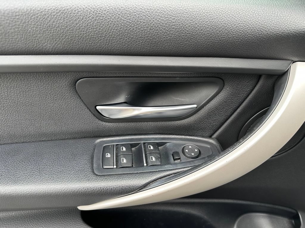 Used 2018 BMW 320i Sedan RWD image 17