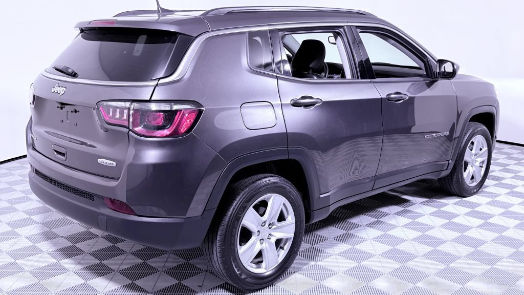 Used 2022 Jeep Compass Latitude w/ Convenience Group AWD/4WD image 3