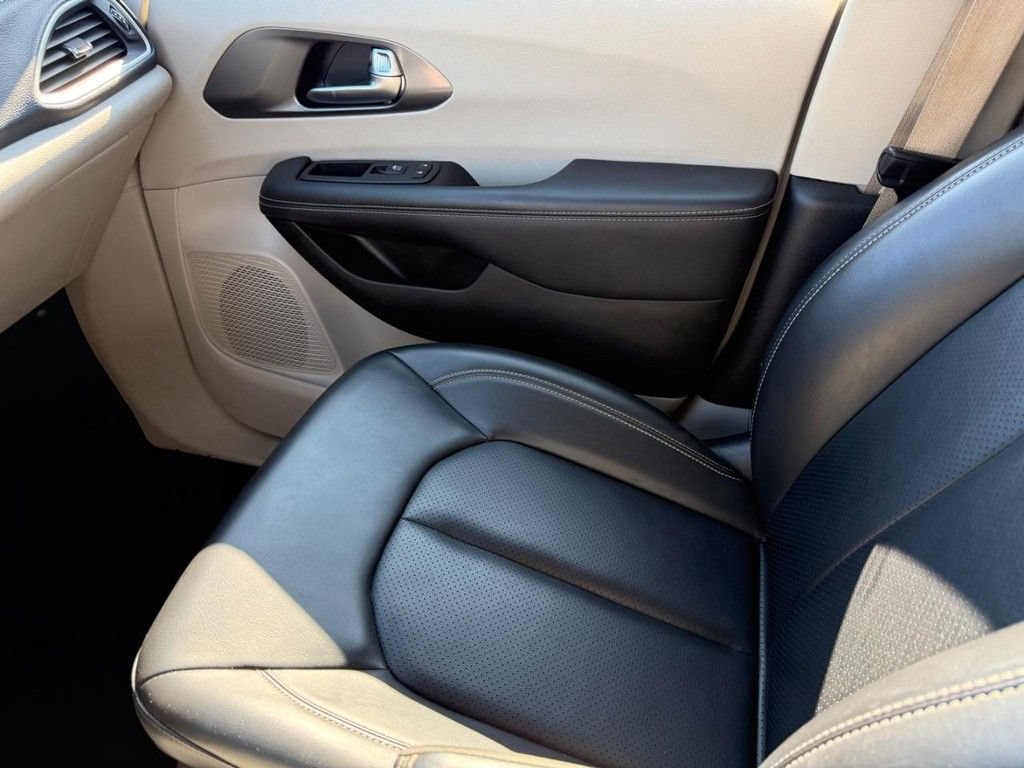 Certified 2024 Chrysler Pacifica Limited FWD image 23
