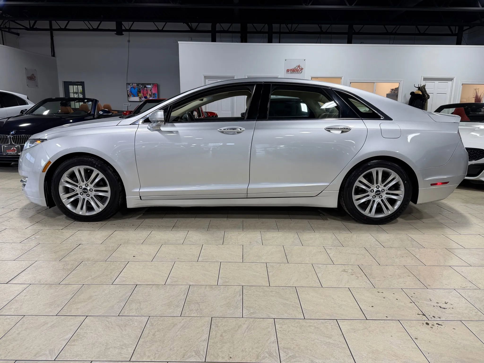 Used 2013 Lincoln MKZ image 22