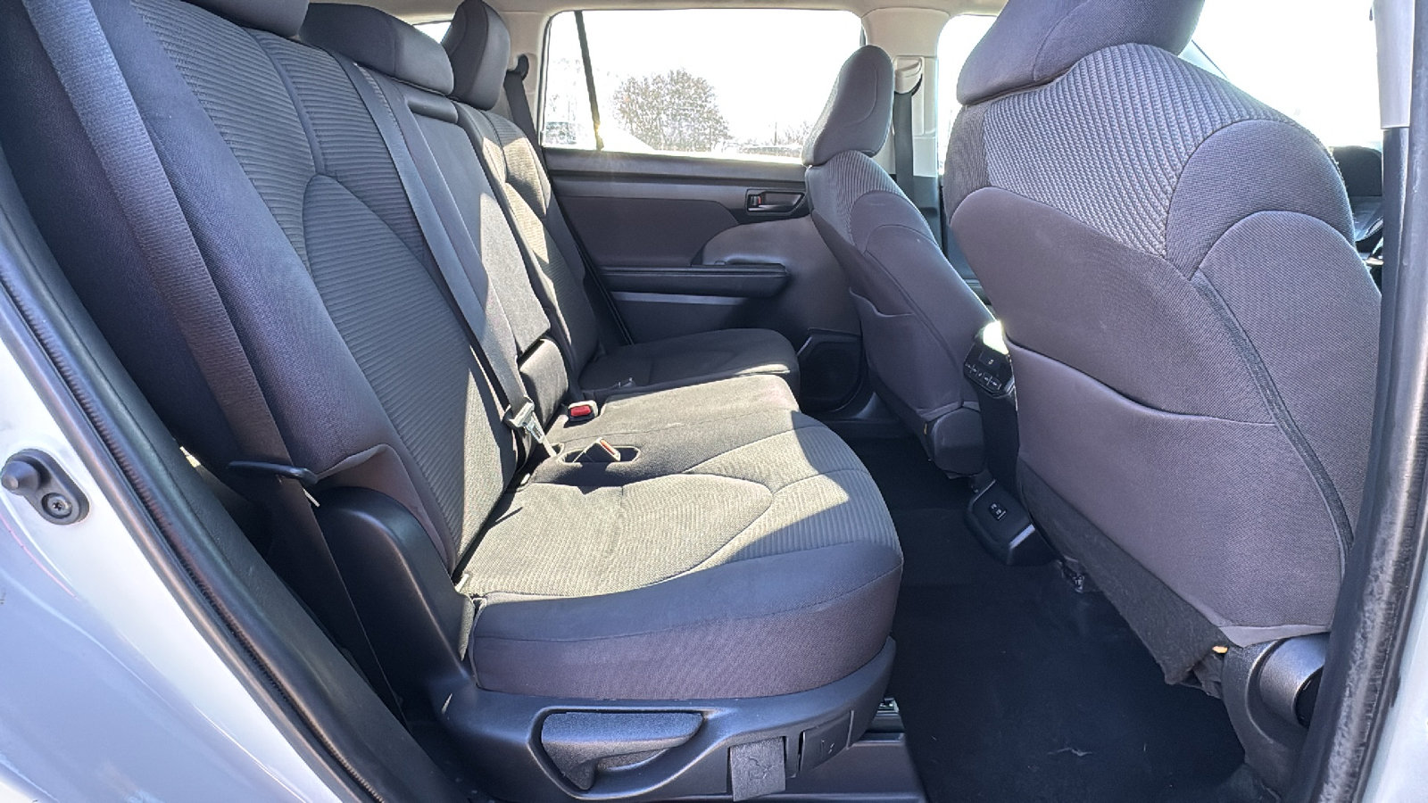 Used 2020 Toyota Highlander L image 25