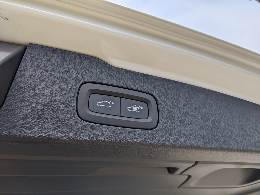 Certified 2026 Volvo V60 B5 Cross Country Ultra w/ Protection Package Premier AWD/4WD image 29