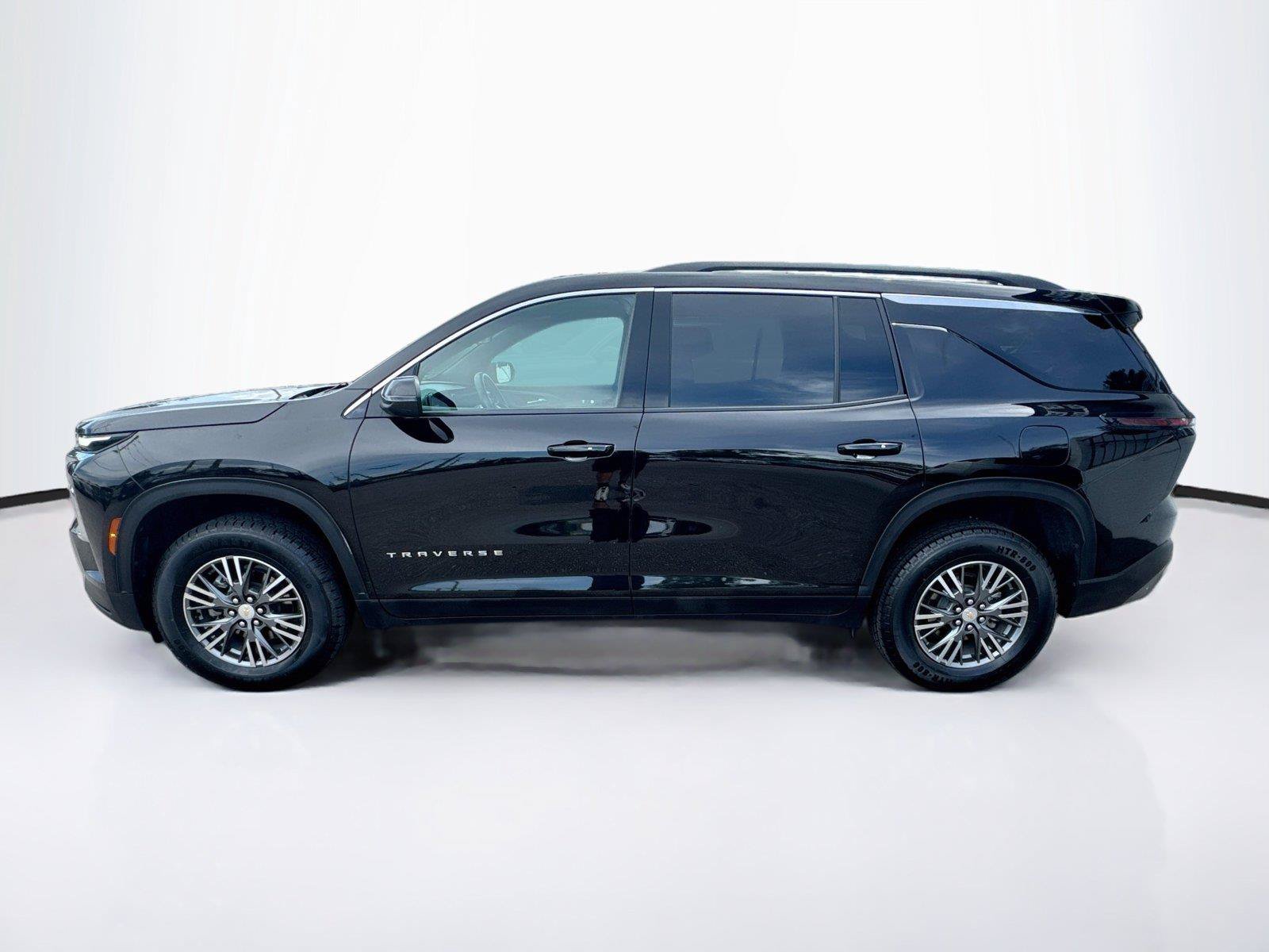 Used 2025 Chevrolet Traverse LT FWD image 2