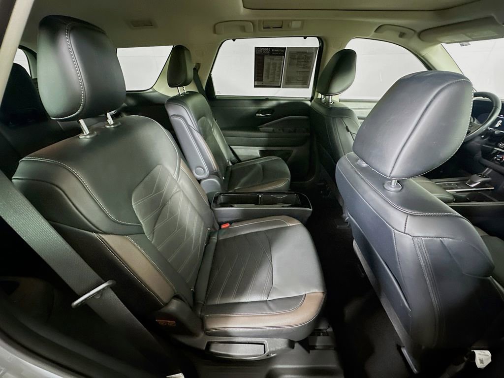 Used 2023 Nissan Pathfinder Platinum w/ Lighting Package (N93) FWD image 11