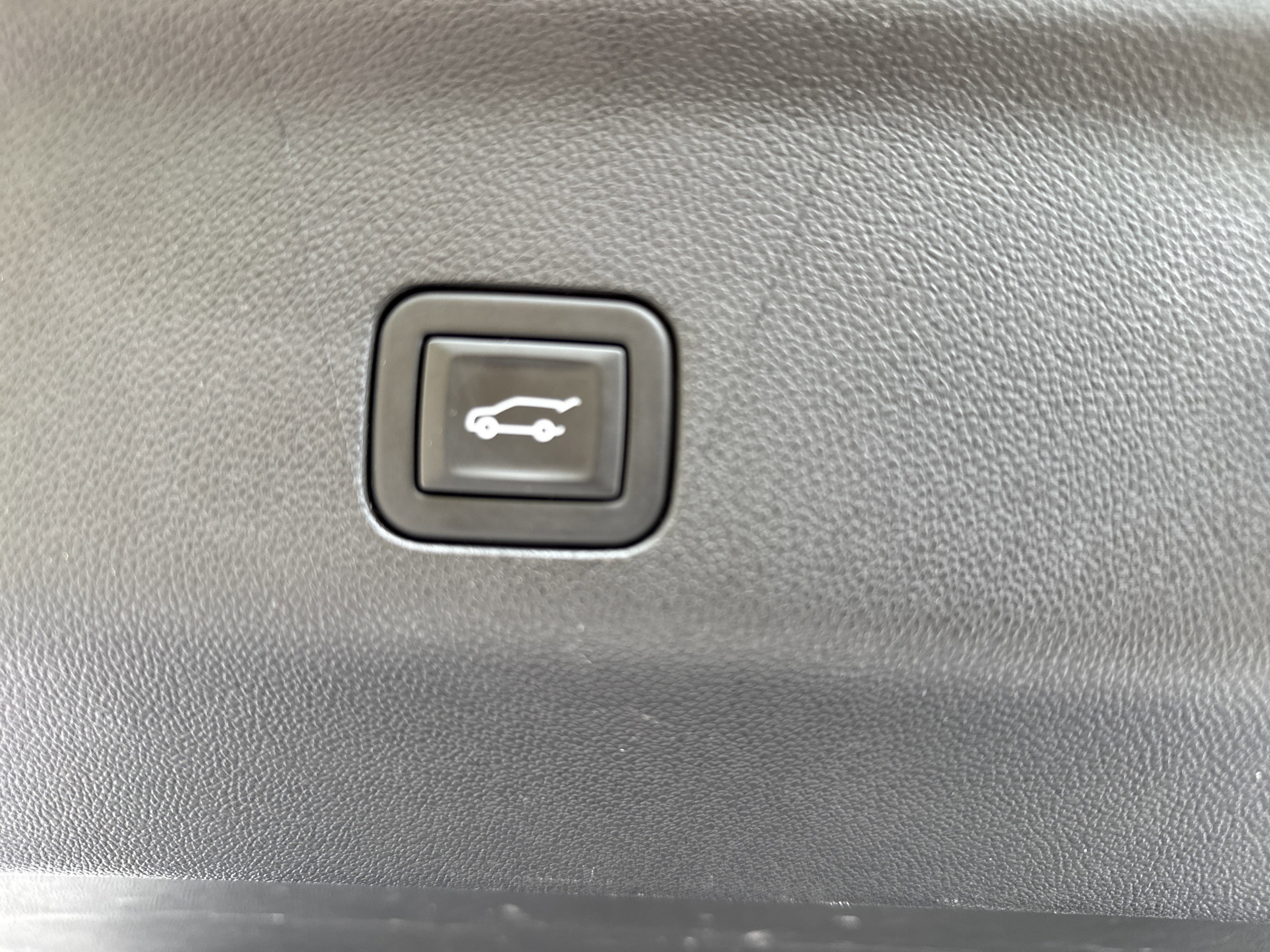 Used 2023 GMC Yukon XL Denali RWD image 39