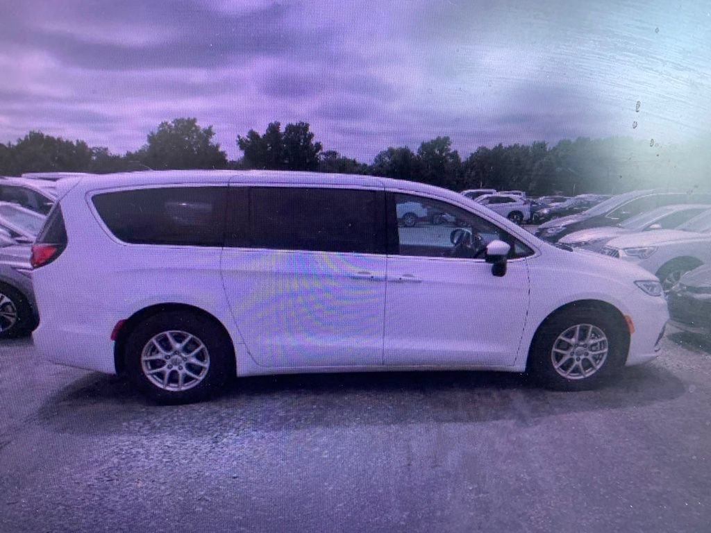 Used 2023 Chrysler Pacifica Touring-L FWD image 2