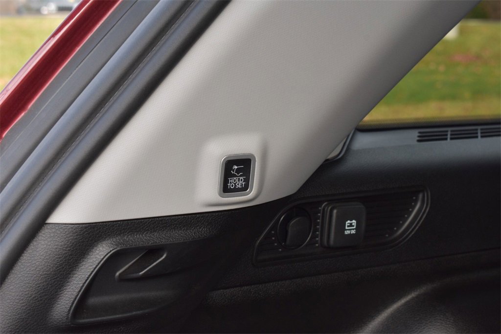 Used 2023 Jeep Grand Cherokee Limited w/ Black Appearance Package image 33