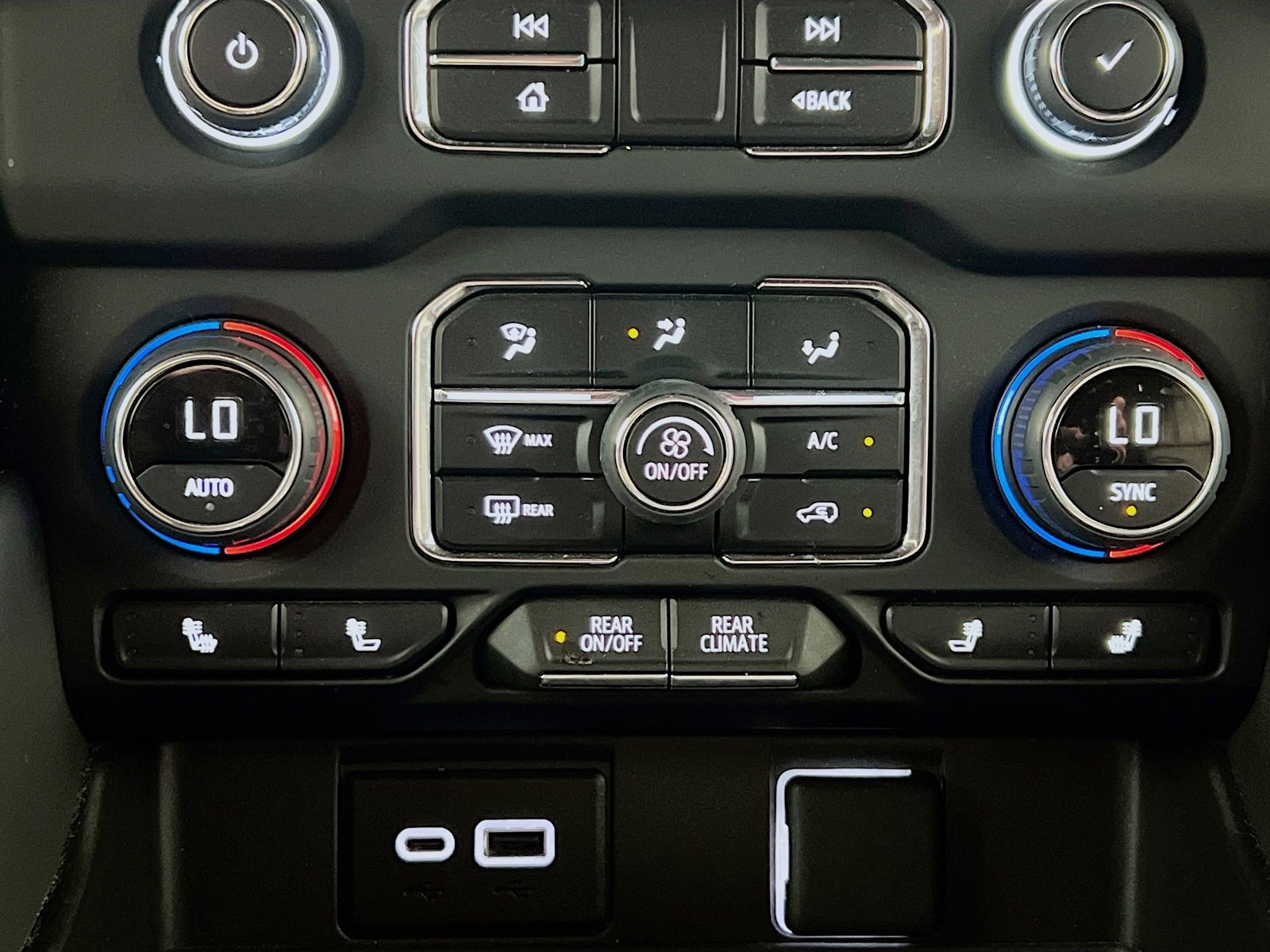 Used 2024 Chevrolet Suburban RST RWD image 11