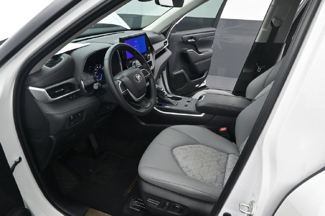 Used 2023 Toyota Highlander Bronze Edition AWD/4WD image 7
