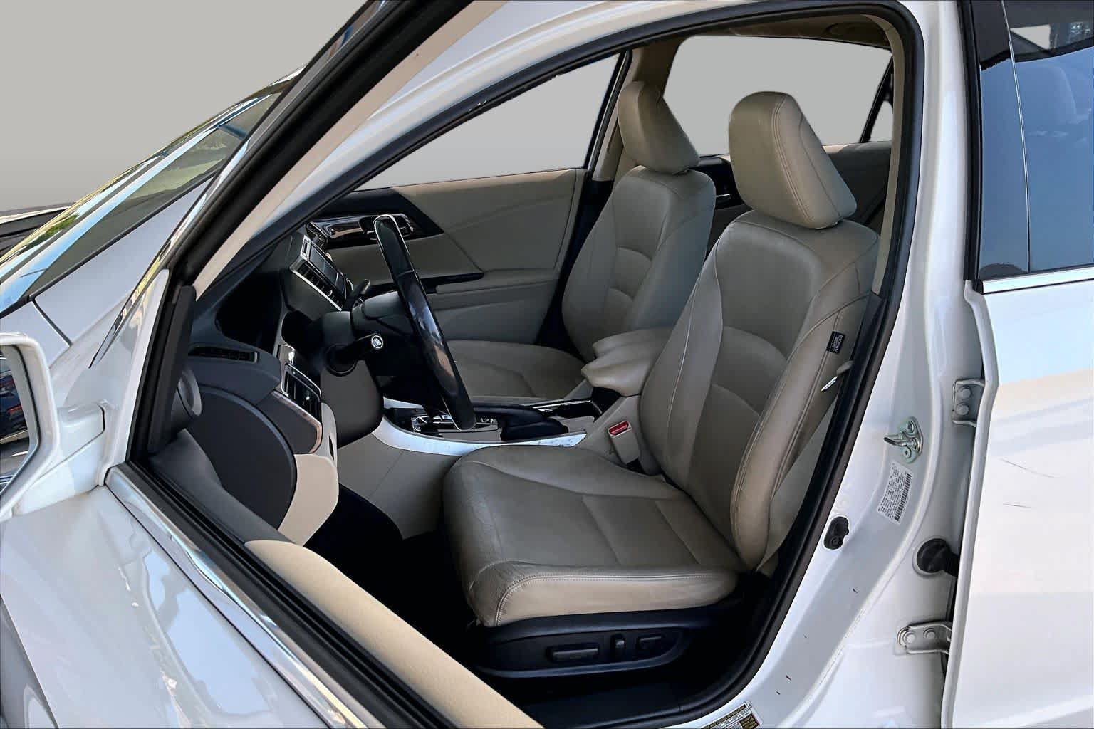 Certified 2017 Honda Accord Touring image 8