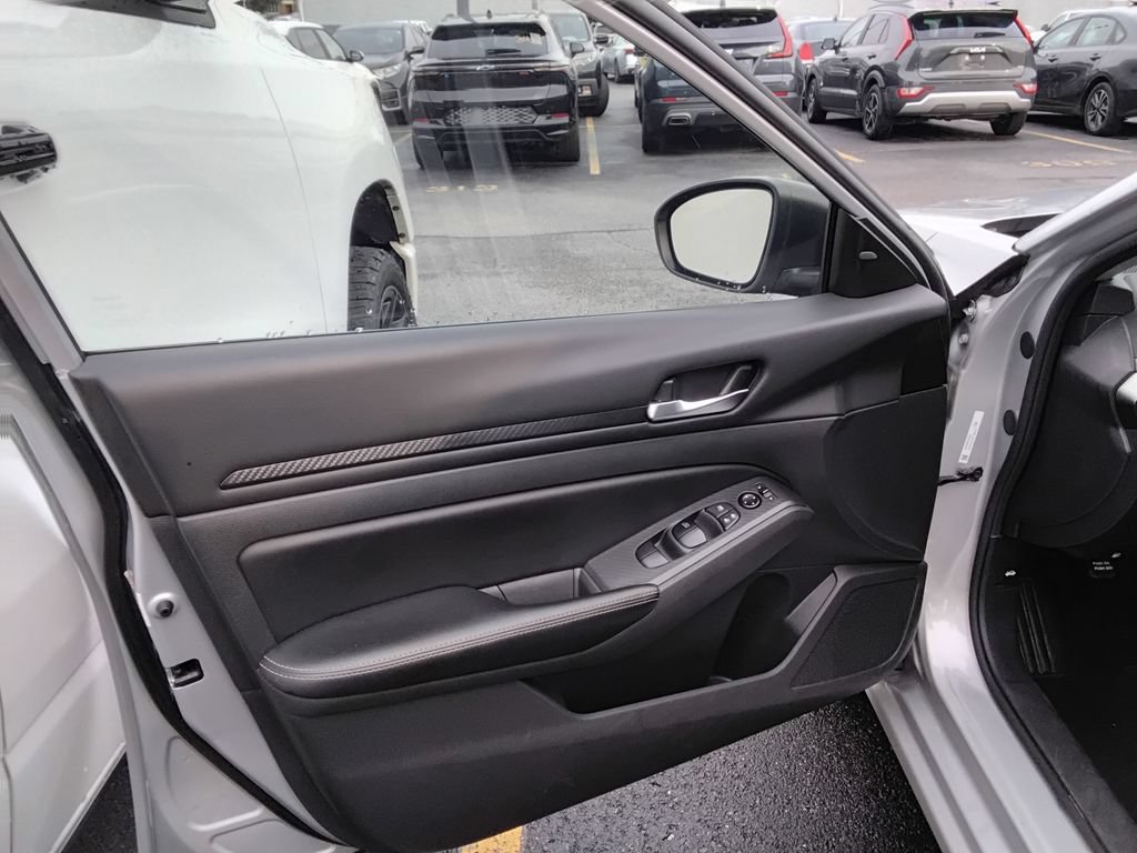 Used 2024 Nissan Altima 2.5 SV FWD image 9