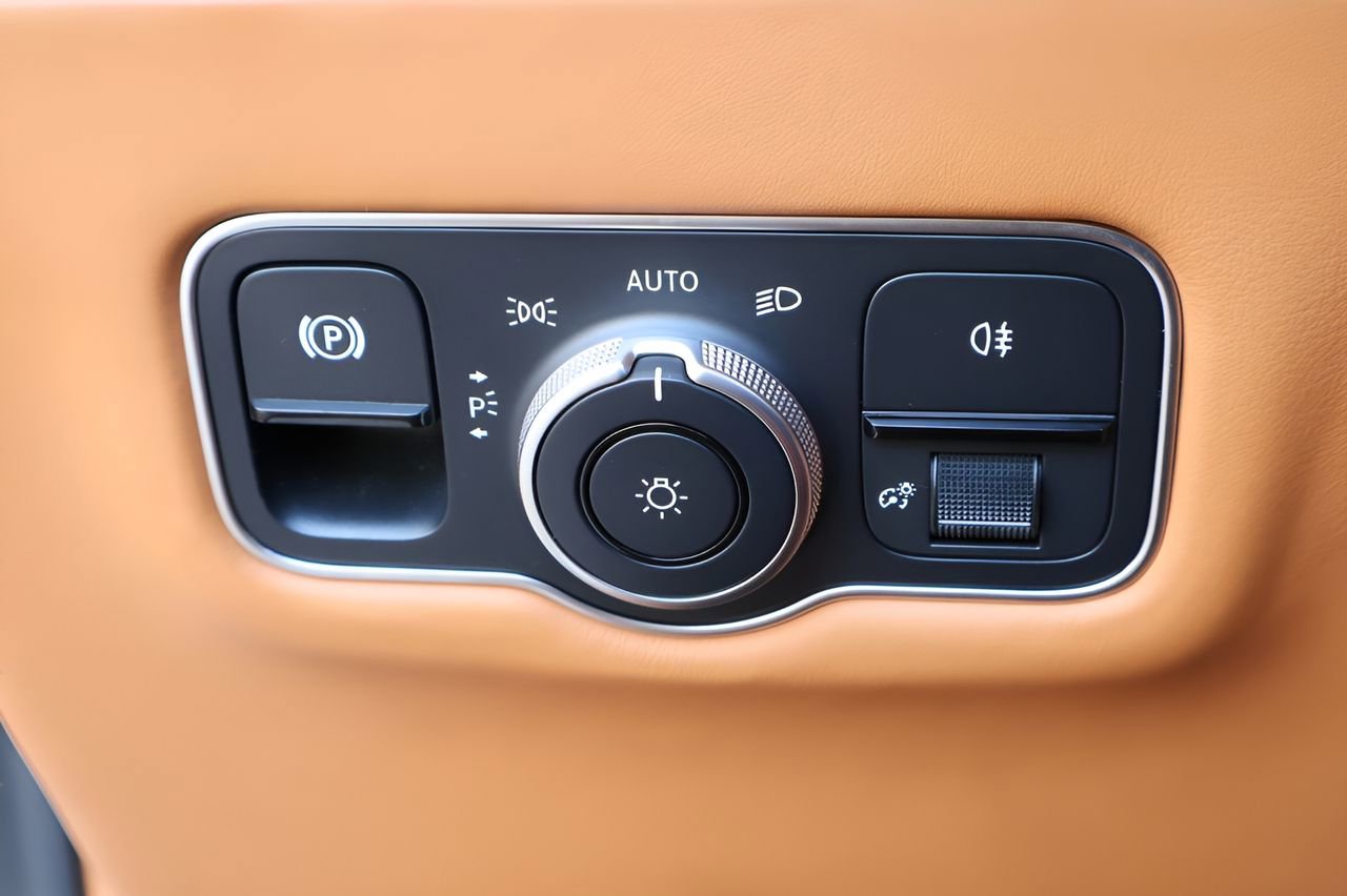 Used 2024 Aston Martin DB12 Convertible image 24