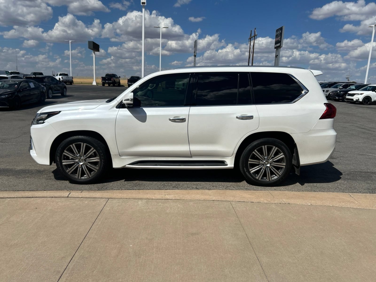 Used 2017 Lexus LX 570 4WD w/ Luxury Package image 8