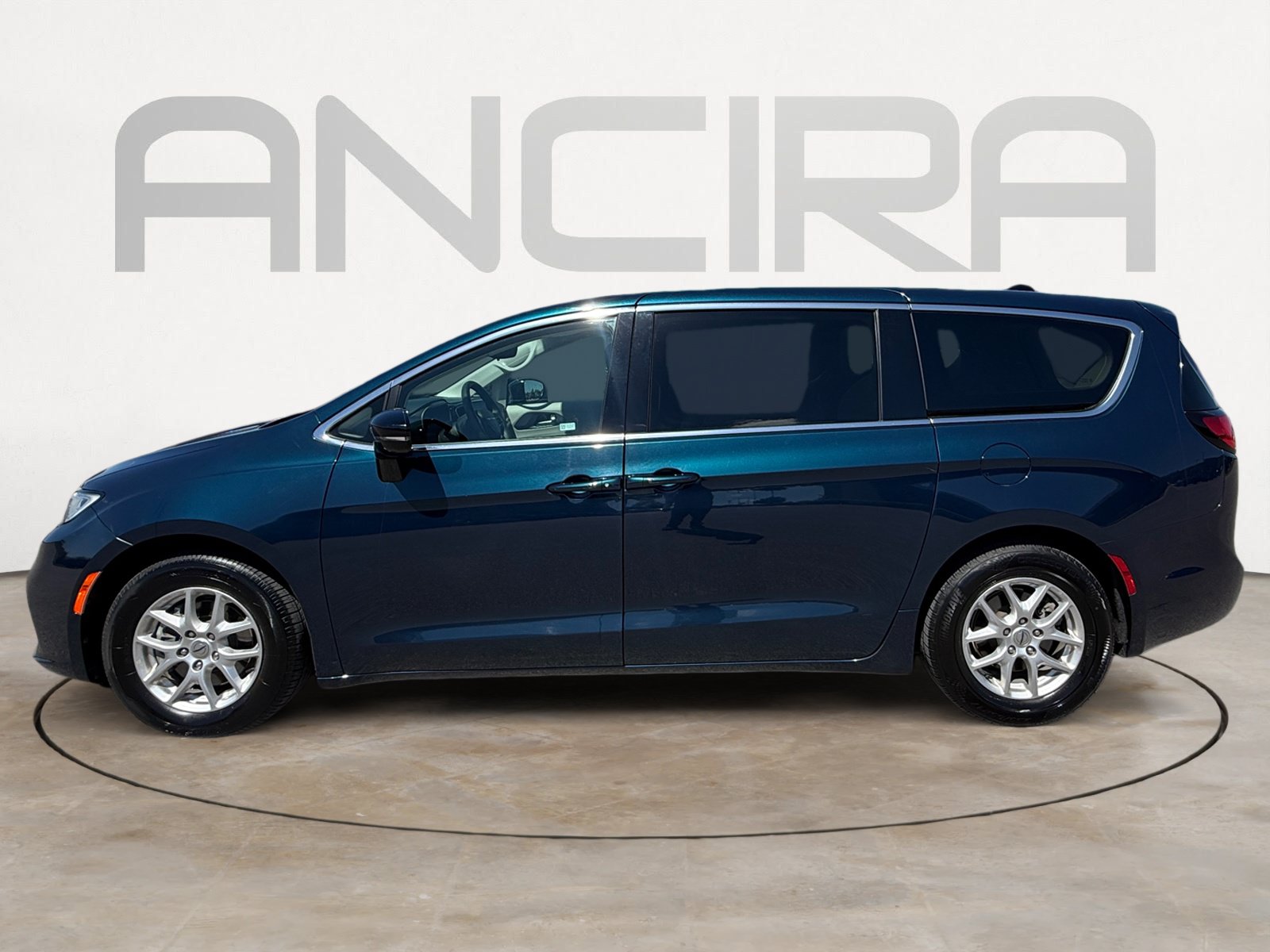 Used 2024 Chrysler Pacifica Touring-L FWD image 8