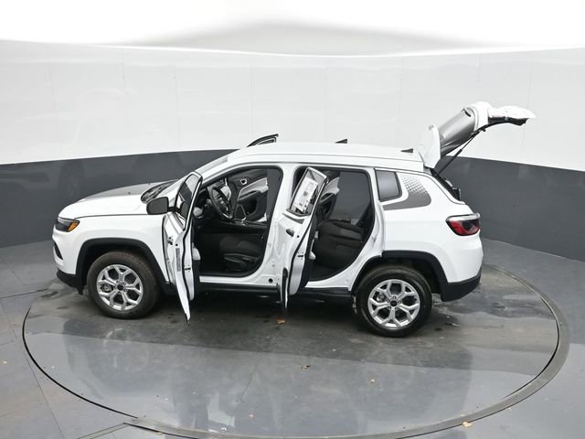 Used 2025 Jeep Compass Sport w/ Mopar Graphics Package image 49