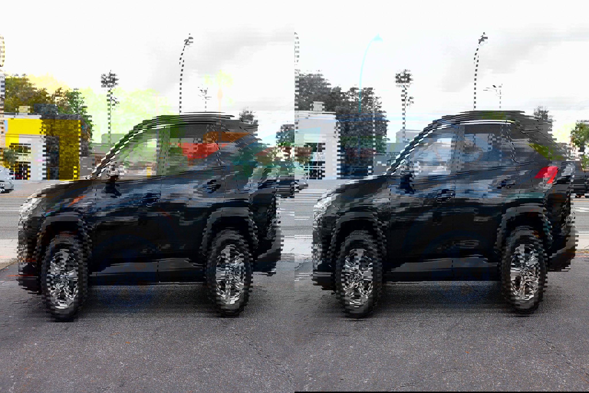 Used 2022 Toyota RAV4 XLE image 4