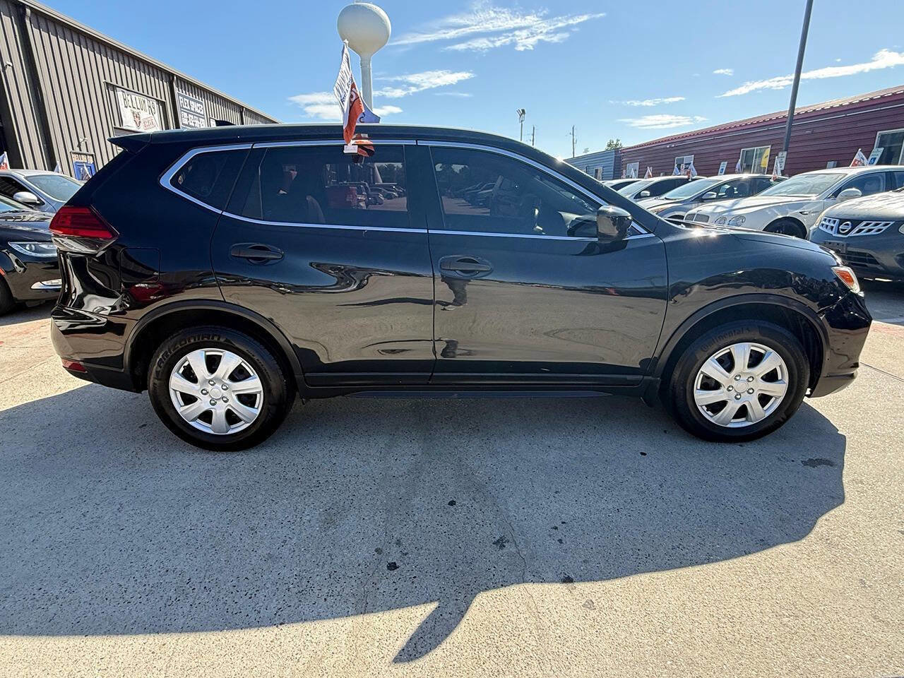 Used 2017 Nissan Rogue S image 2