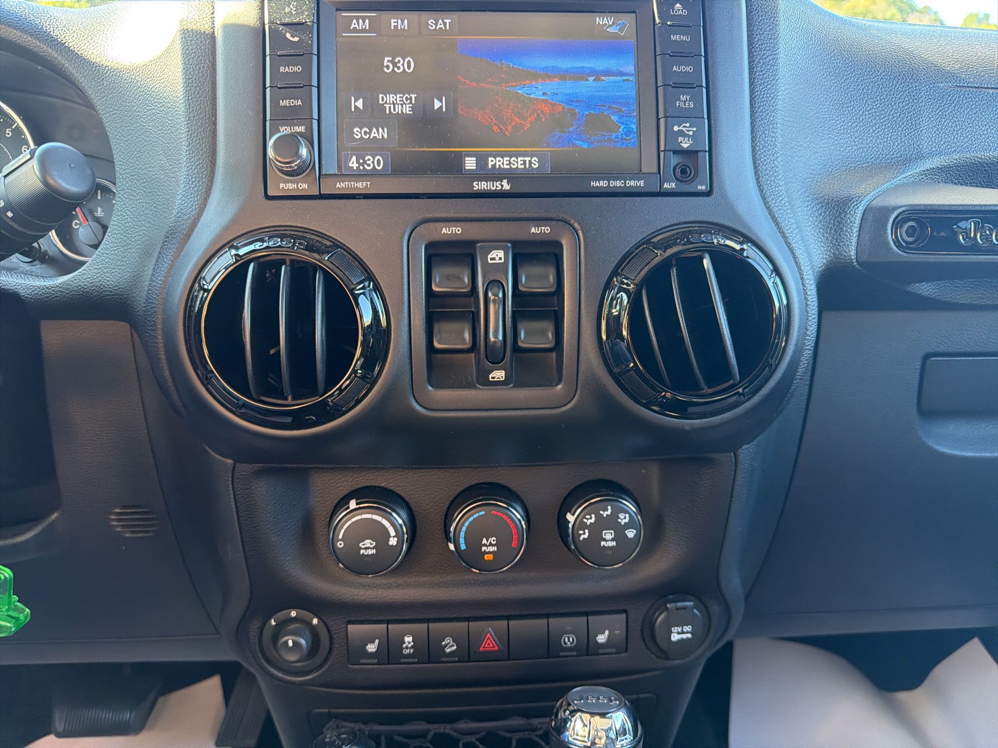 Used 2015 Jeep Wrangler Unlimited Sahara AWD/4WD image 15